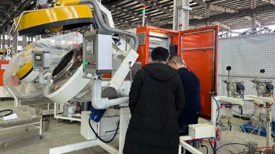 榴莲网站喜迎四川橡塑客戶現（xiàn）場驗收自動滾（gǔn）噴機（jī）
