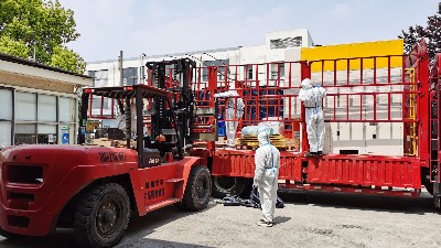 自動噴（pēn）膠機按時發貨（huò），穿著（zhe）防護服發貨的小夥伴們辛苦（kǔ）了！