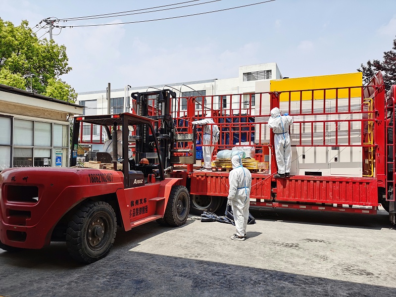 自(zì)動噴膠機裝車 自動噴膠機(jī)裝車