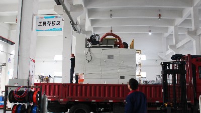 揚州客戶自（zì）動噴（pēn）膠機發貨了，你也想（xiǎng）要一台嗎？