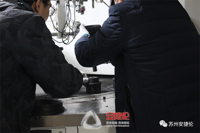 噴膠機 噴膠(jiāo)機