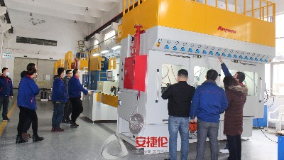 榴莲网站新設備（bèi）-鏈條噴膠機PLB216-ZB3015X順利通過客（kè）戶驗收（shōu）！