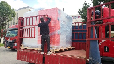 自動刷塗機發（fā）貨-榴莲网站新產品刷塗機（jī）發貨河南汽車零部（bù）件客戶