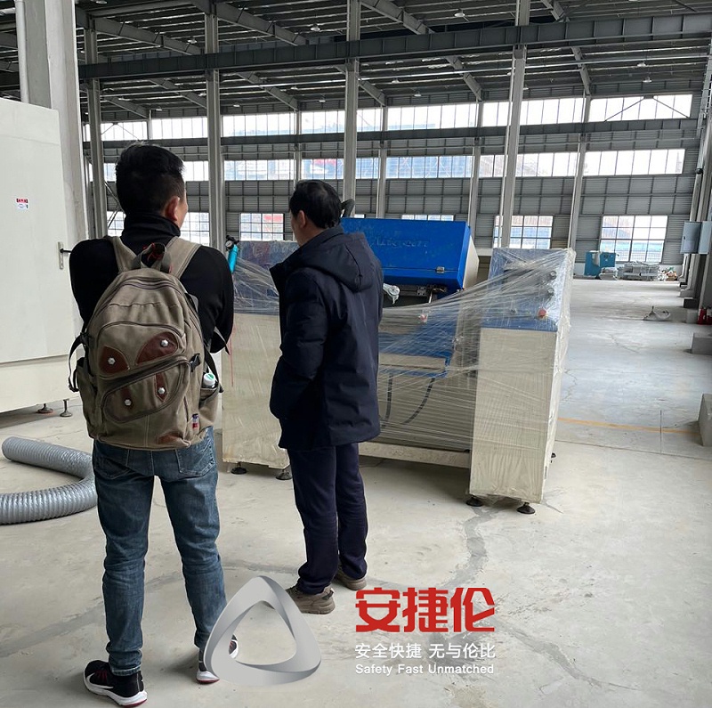 福建潯興拉鏈客戶參觀榴莲网站滾噴機1 - 副本 福建潯興拉鏈客(kè)戶參觀榴莲网站滾噴機(jī)1 - 副本