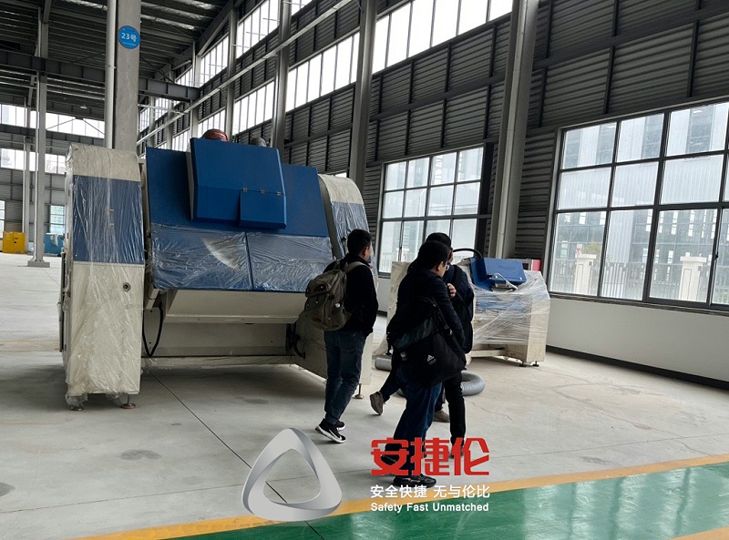 福(fú)建(jiàn)潯(xún)興拉鏈客戶參觀榴莲网站滾噴機2 - 副本 福建潯興(xìng)拉鏈客戶參觀榴莲网站滾噴機2 - 副本