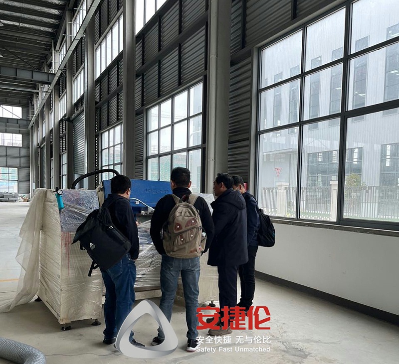 福建潯興拉鏈客戶參(cān)觀榴莲网站滾噴機3 - 副本 福建潯興拉鏈(liàn)客戶參觀榴莲网站滾噴機3 - 副本