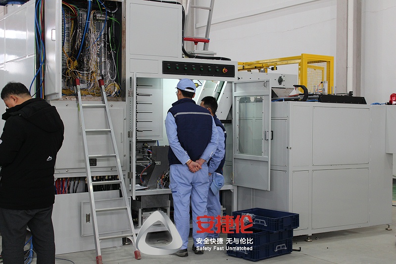 參觀自動滾膠機(jī)-東海橡塑2 參觀自動滾膠機-東(dōng)海橡塑2