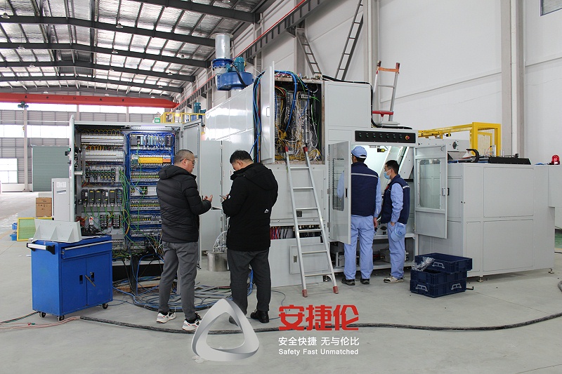 參觀自動滾膠機-東(dōng)海橡(xiàng)塑3 參觀自動(dòng)滾膠機-東海橡塑3