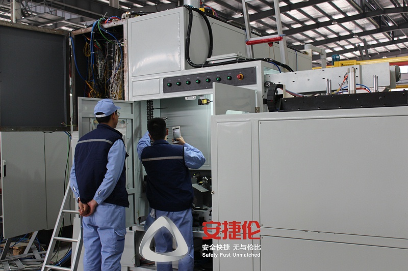 參觀自動滾膠機東海橡塑(sù)1 參觀自動滾膠機(jī)東海橡塑1