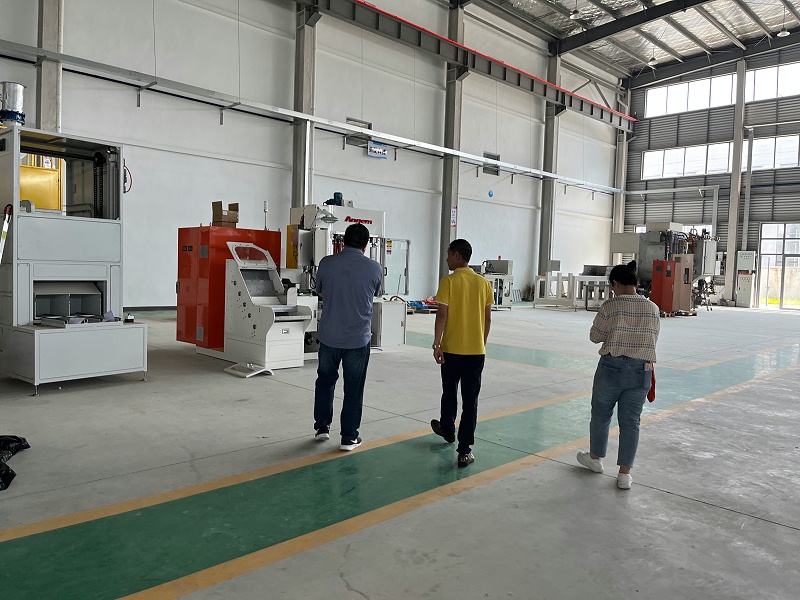 通(tōng)州灣經開局曹副局長到南通工廠指導工作 (1) 通州灣(wān)經開局曹副局長(zhǎng)到南通工廠指導工作 (1)