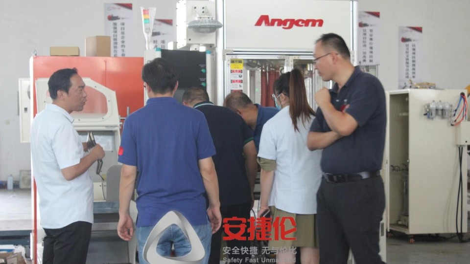 山東汽車配件客戶來訪，參（cān）觀蘇州榴莲网站自動噴塗（tú）設（shè）備