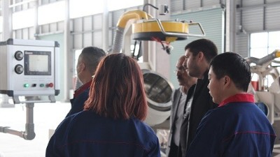 伊朗紐（niǔ）扣客（kè）戶到訪榴莲网站（lún）參觀自動滾噴機