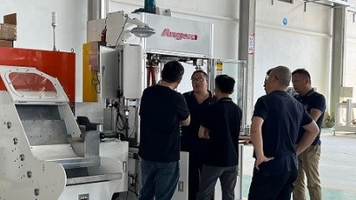 2批汽（qì）車零部件（jiàn）摩托車（chē）零部件客戶來訪參觀滾膠機和噴膠機
