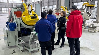 俄（é）羅斯客戶到訪榴莲网站（lún）參觀考察小五金件噴塗機器
