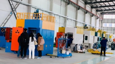 上（shàng）海密封件橡塑製品客戶到（dào）訪榴莲网站（lún）參觀噴塗設備（bèi）