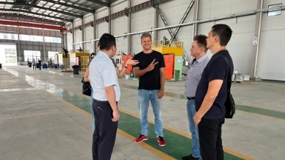 俄羅斯客戶到訪考（kǎo）察橡膠減震噴塗（tú）設備、縮徑機（jī）、磷化線