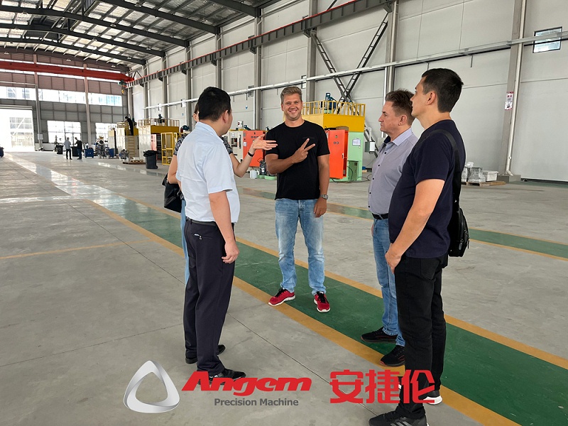俄(é)羅斯客(kè)戶參觀噴塗設備6 俄羅斯客戶參觀噴塗設備6