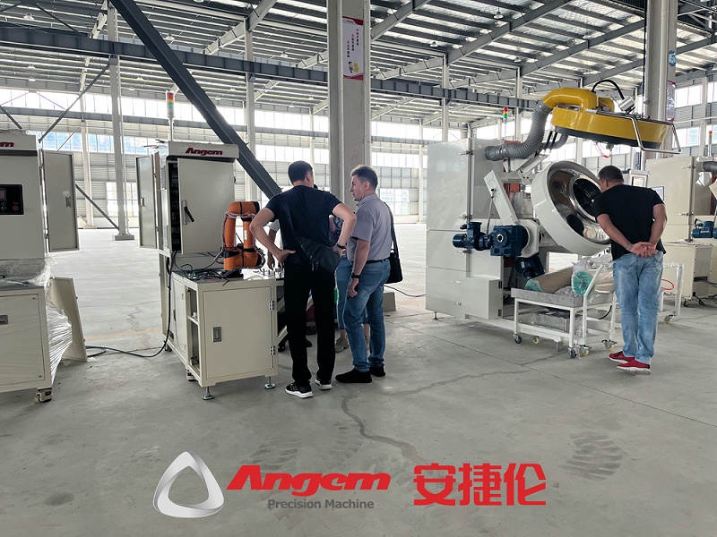 俄羅斯客(kè)戶參觀噴塗設備4 俄羅斯(sī)客戶參(cān)觀噴塗設備4
