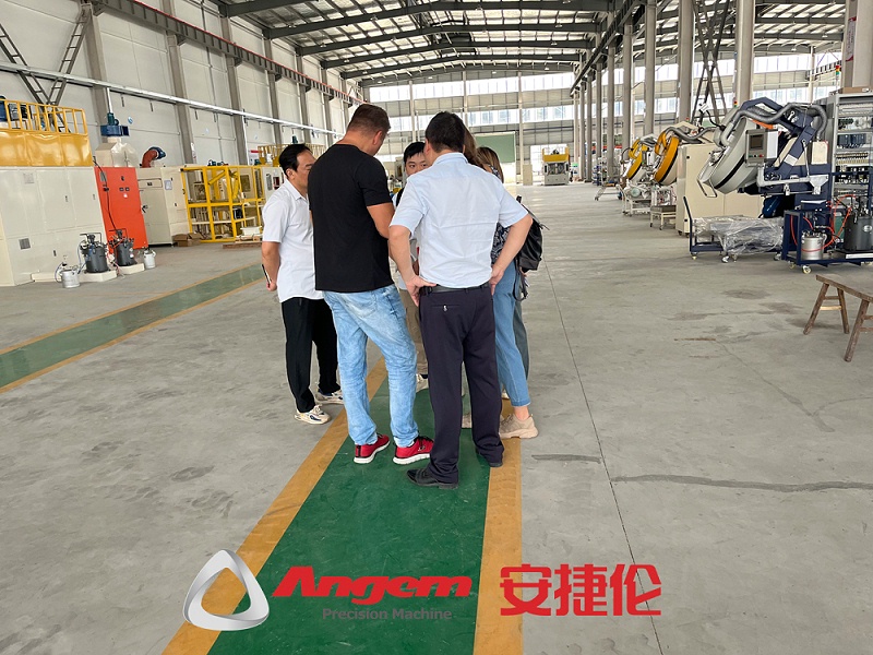 俄羅斯客戶參觀噴塗設備2 俄羅斯客戶參觀噴塗設備2