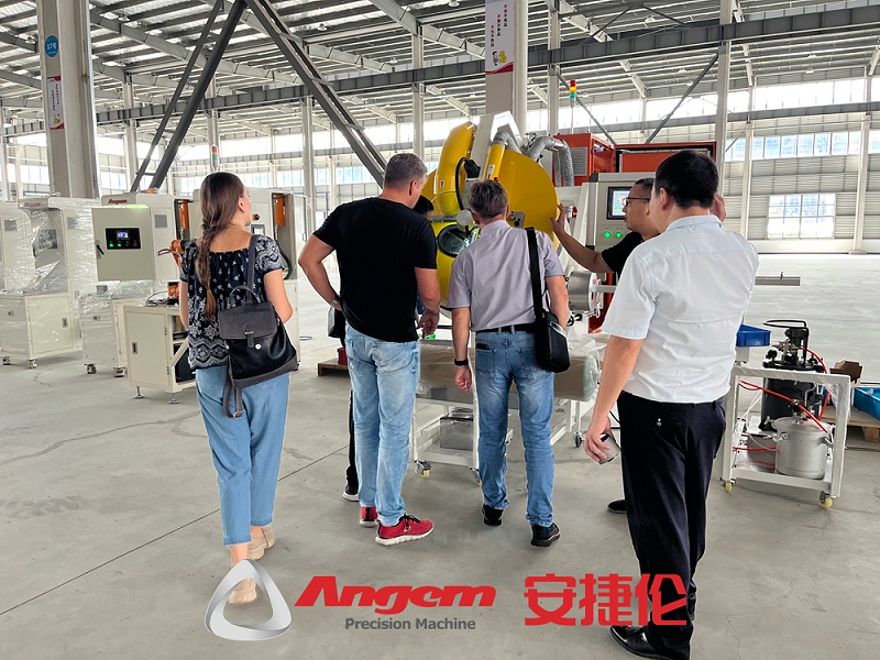 俄羅斯客(kè)戶參觀噴塗設備1 俄羅斯客戶參觀噴塗設備1