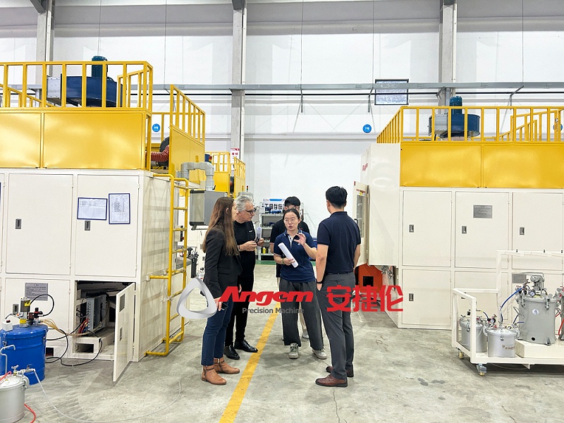 以色列客（kè）戶參觀噴膠機
