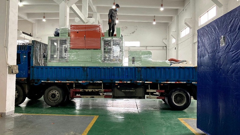 自動塗膠機裝車 自動塗膠機(jī)裝車